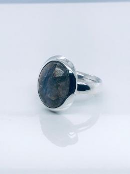 Labradorite cabouchon 